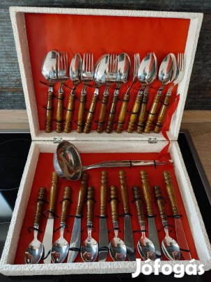 Fa nyelű evőszköz készlet dobozában