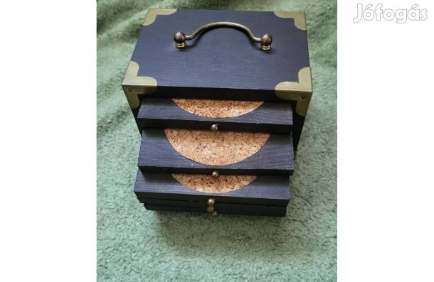 Fa poháralátét tartóban