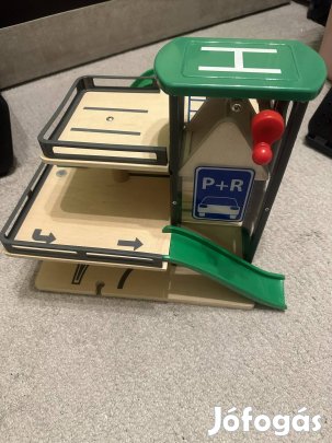 Fa sínpályához parkolóház