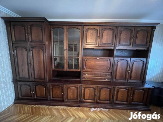 Fa sötét színű szekrénysor 375 cm hosszú