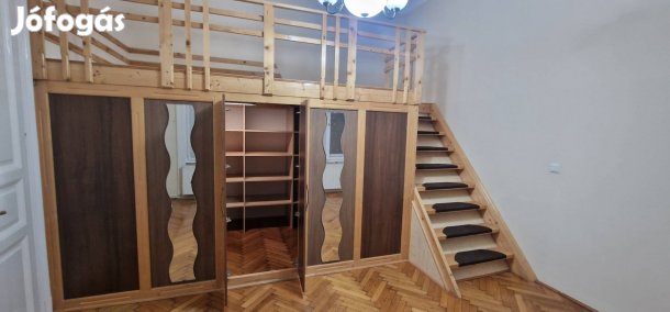 Fa szerkezetű galéria, beépített gardróbbal