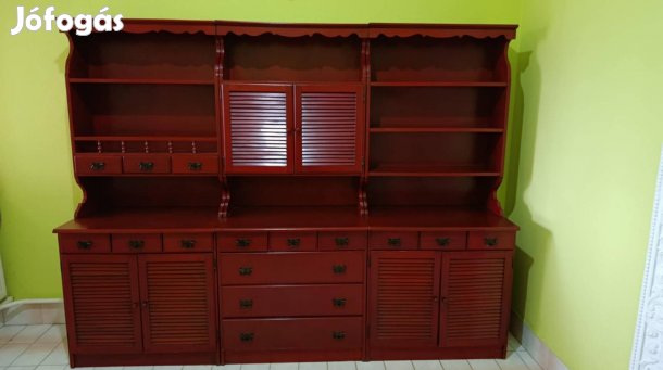 Fa tálaló szekrény.