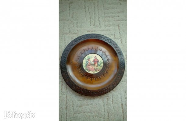 Fa tányér, díszítéssel eladó!