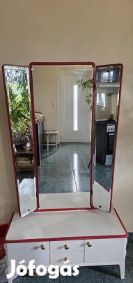 Fa tükrös szekrény