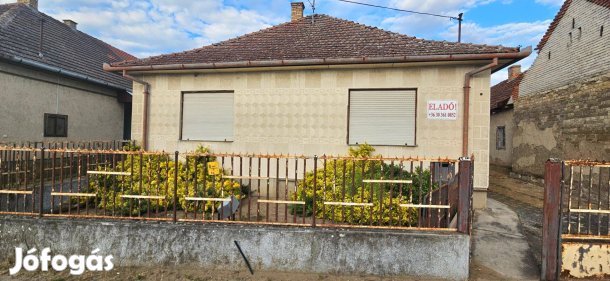 Fábiánháza főutcáján tégla családi ház eladó!
