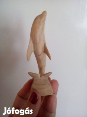 Fából faragott delfin, figura