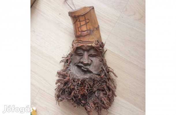 Fából faragott falidisz