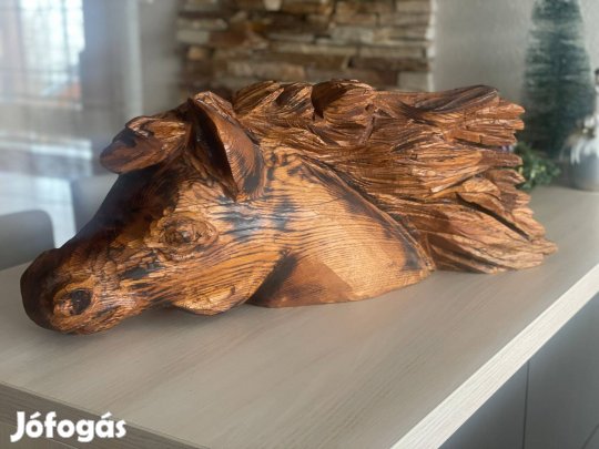 Fából faragott lófej