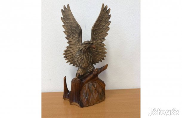 Fából faragott sas