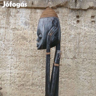 Fából faragott szobor