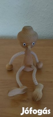 Fából készült bábú