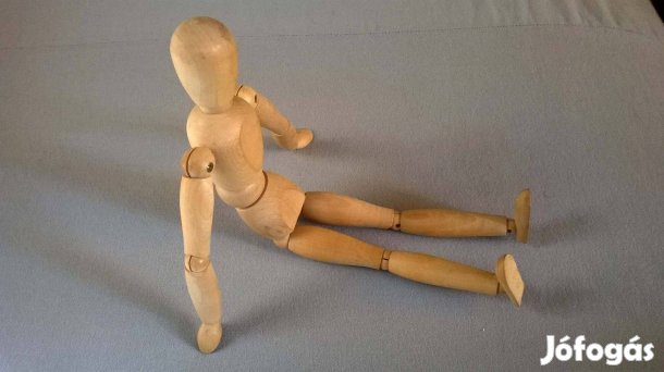 Fából készült bábú