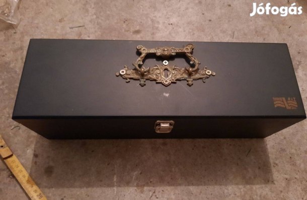 Fából készült díszes láda