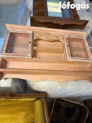 Fából készült fali polc