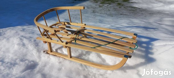 Fából készült gyerek szánkó háttámlával és húzózsinórral