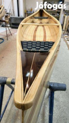 Fából készült kenu