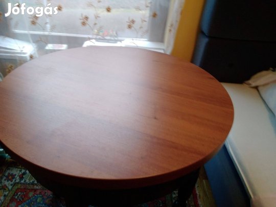 Fábol készült kerek asztal