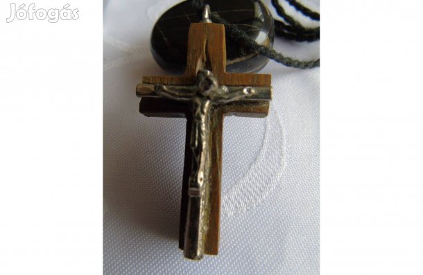Fából készült medál kereszt fém korpusszal fekete zsinóron