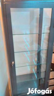 Fabrikör zárható vitrines szekrény