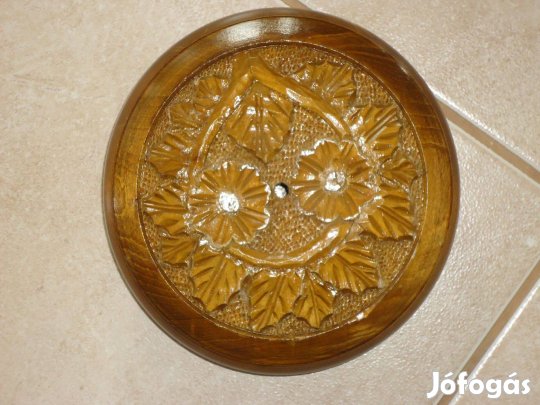 Fadoboz faragott tetővel