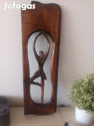 Fali dísz, ráncoló lány fa keretben