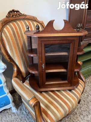 Fali kis vitrines szekrényke 64/23x51 eladó bp.17 ker