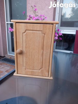 Fali kulcstartó szekrény