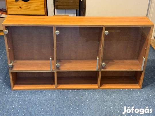 Fali szekrény polcos üveg ajtós