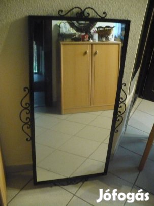 Fali tükör elegáns keretben