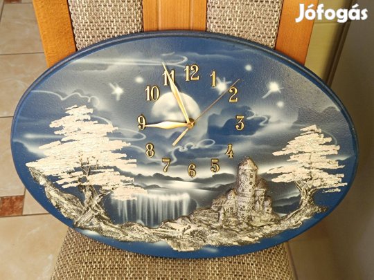 Falióra,éj-kék hátterű, éjszakai égbolttal,