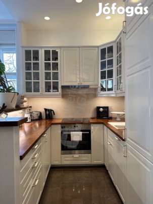 Falk Miksa utcában kiadó egy 1 emeleti, nappali plusz egy hálós lakás.