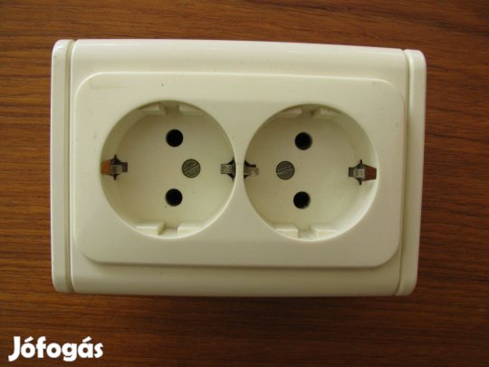 Falon kívüli kettes konnektor