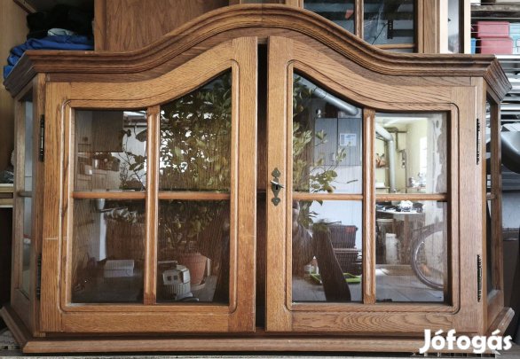 Falra akasztható, vitrines szekrény