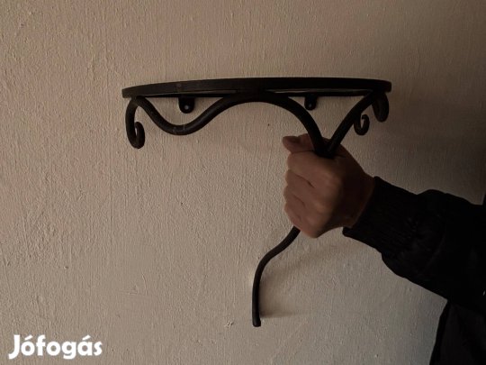 Falra erősíthető asztal