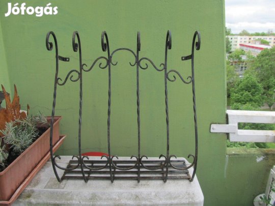 Falra szerelhető, egy polcos kialakítású, itáliai stílusú virágtartó