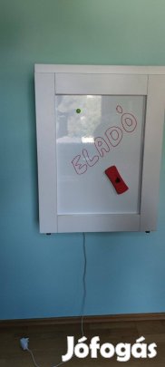 Falra szerelhető asztal és fehértábla