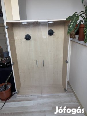 Falra szerelhető gitár vitrin