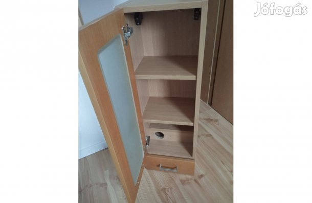 Falra szerelhető szekrény