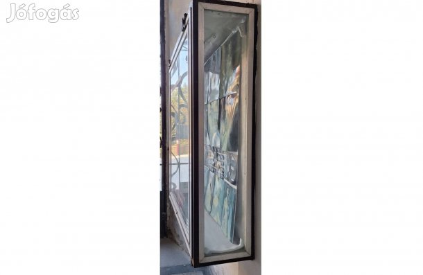 Falra szerelt kirakati vitrin eladó!