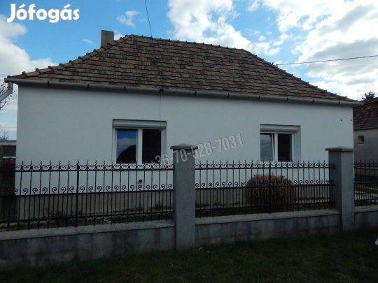 Falusias környezet, csend, nyugalom, jó infrastruktúrával, mégis a vár