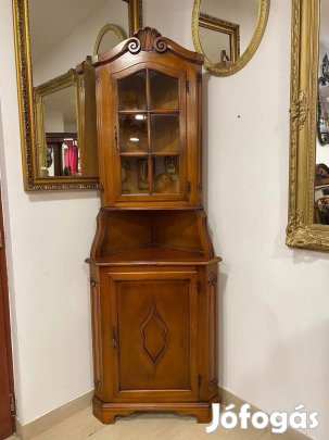Faragott 2 ajtós sarokvitrin
