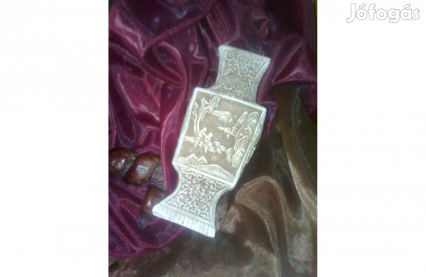 Faragott Váza - Gazdag Motívumokkal