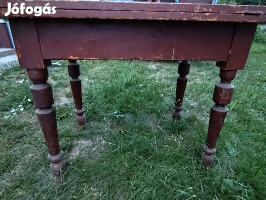 Faragott antik asztal