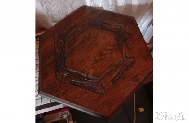 Faragott fa asztalka 71 cm magas, 49 cm asztallap átmérője