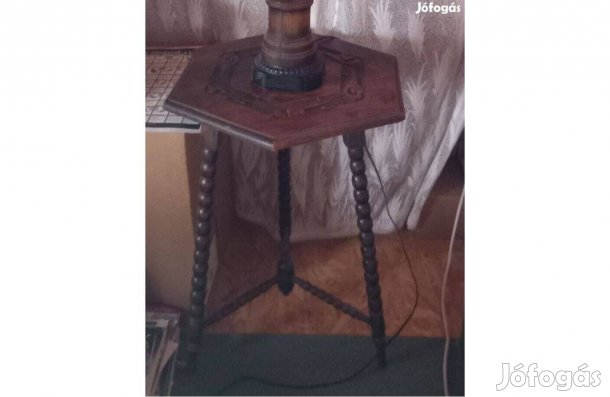 Faragott fa asztalka - Újszerű - 71 cm magas, 49 cm asztallap