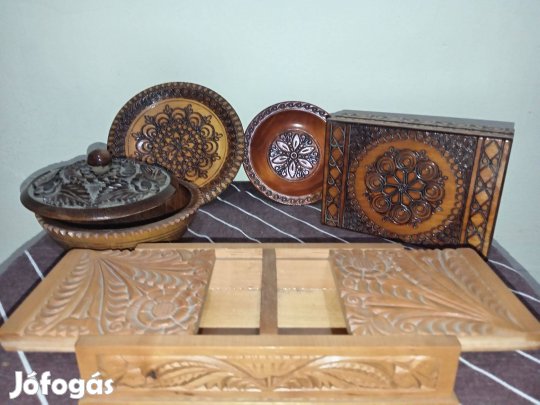 Faragott fa tál, dobozok