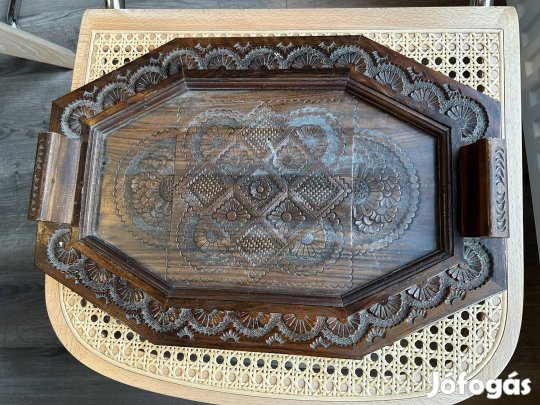 Faragott fa tálca üveglappal