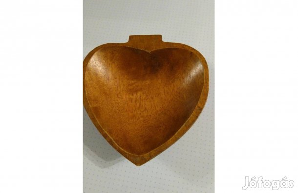 Faragott fa tálka (szív forma) eladó!