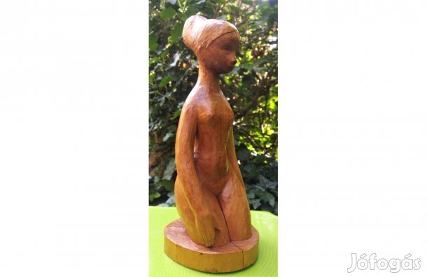 Faragott fa ülő női akt