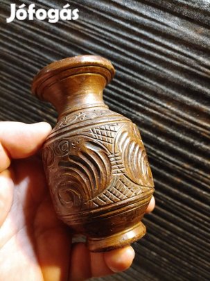 Faragott fa virágváza